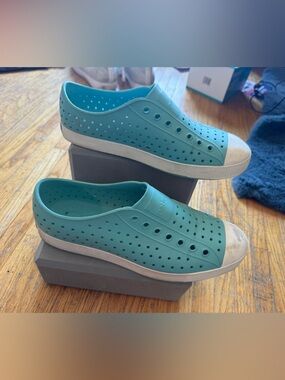 Native Jeffersons Aqua/White